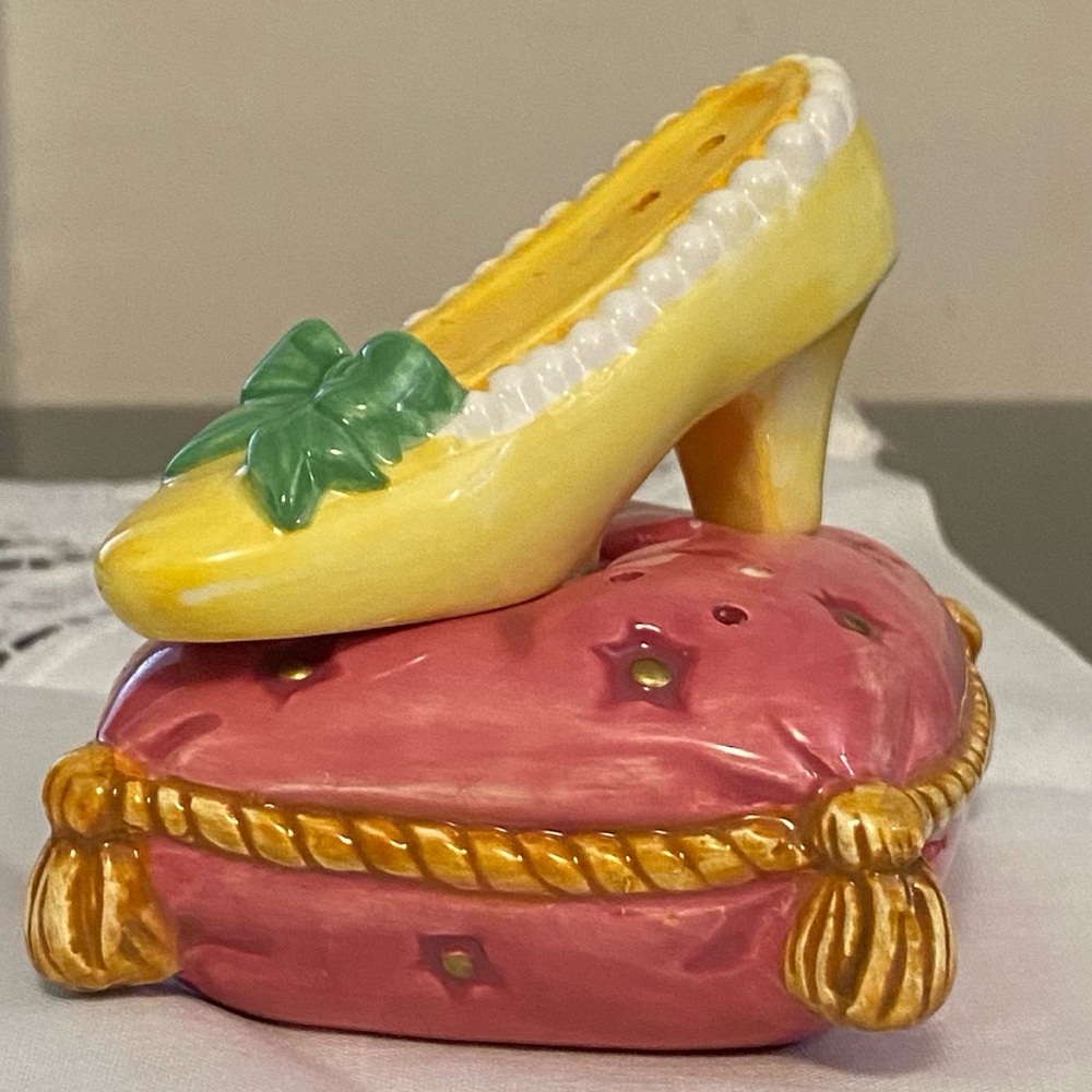 Fitz & Floyd FF Cinderella Shoe Slipper Pillow Salt Pepper Shakers